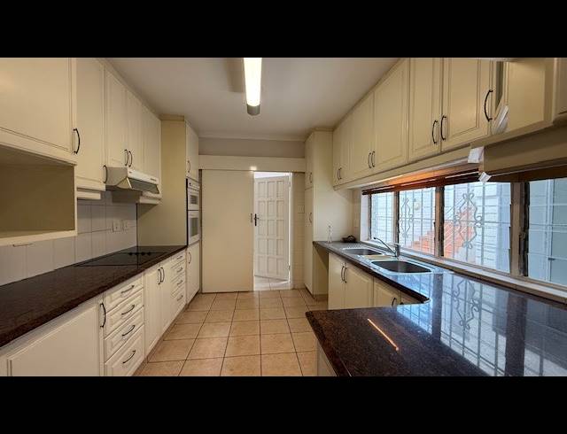 3 BEDROOM TOWNHOUSE FOR SALE IN ESSENWOOD